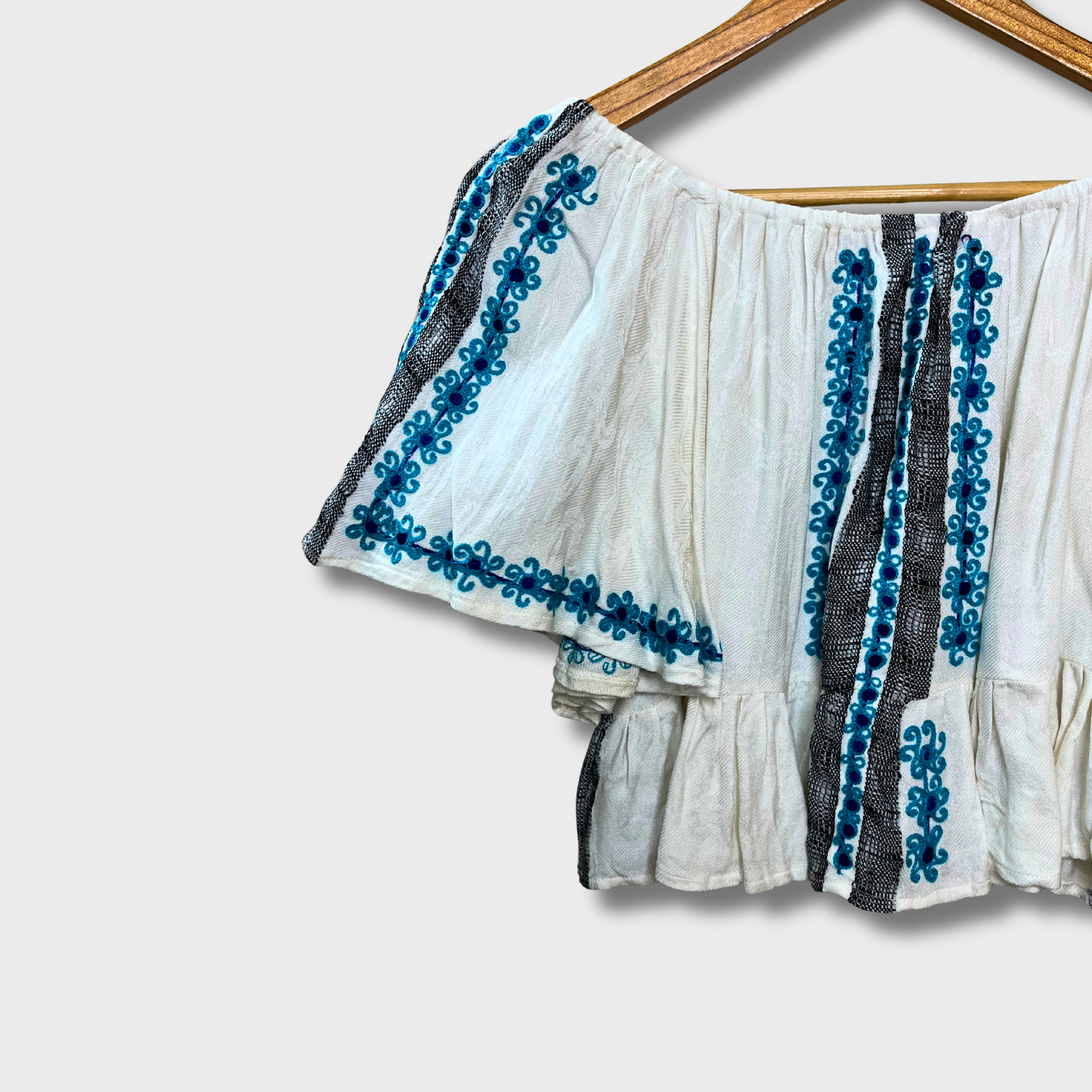 Boho Off-Shoulder Crop Top – White Embroidered XL | Showroom’s Chic & Free-Spirited Style