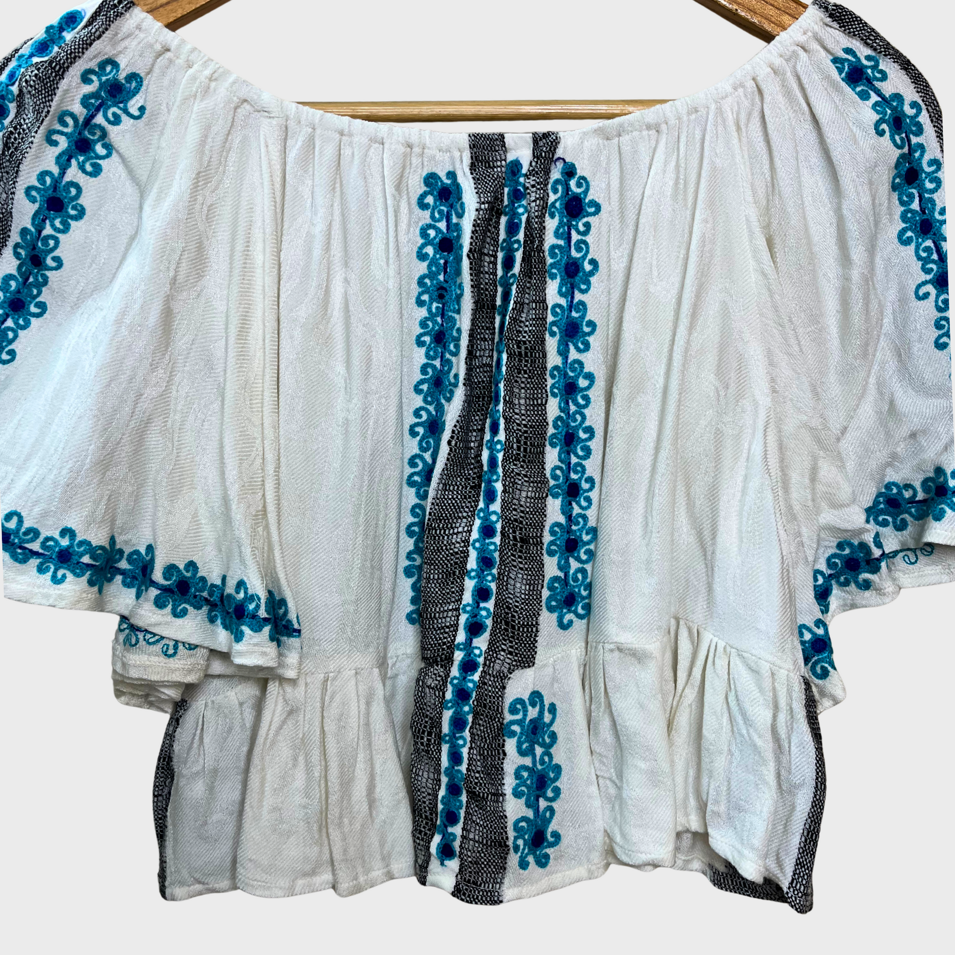 Boho Off-Shoulder Crop Top – White Embroidered XL | Showroom’s Chic & Free-Spirited Style