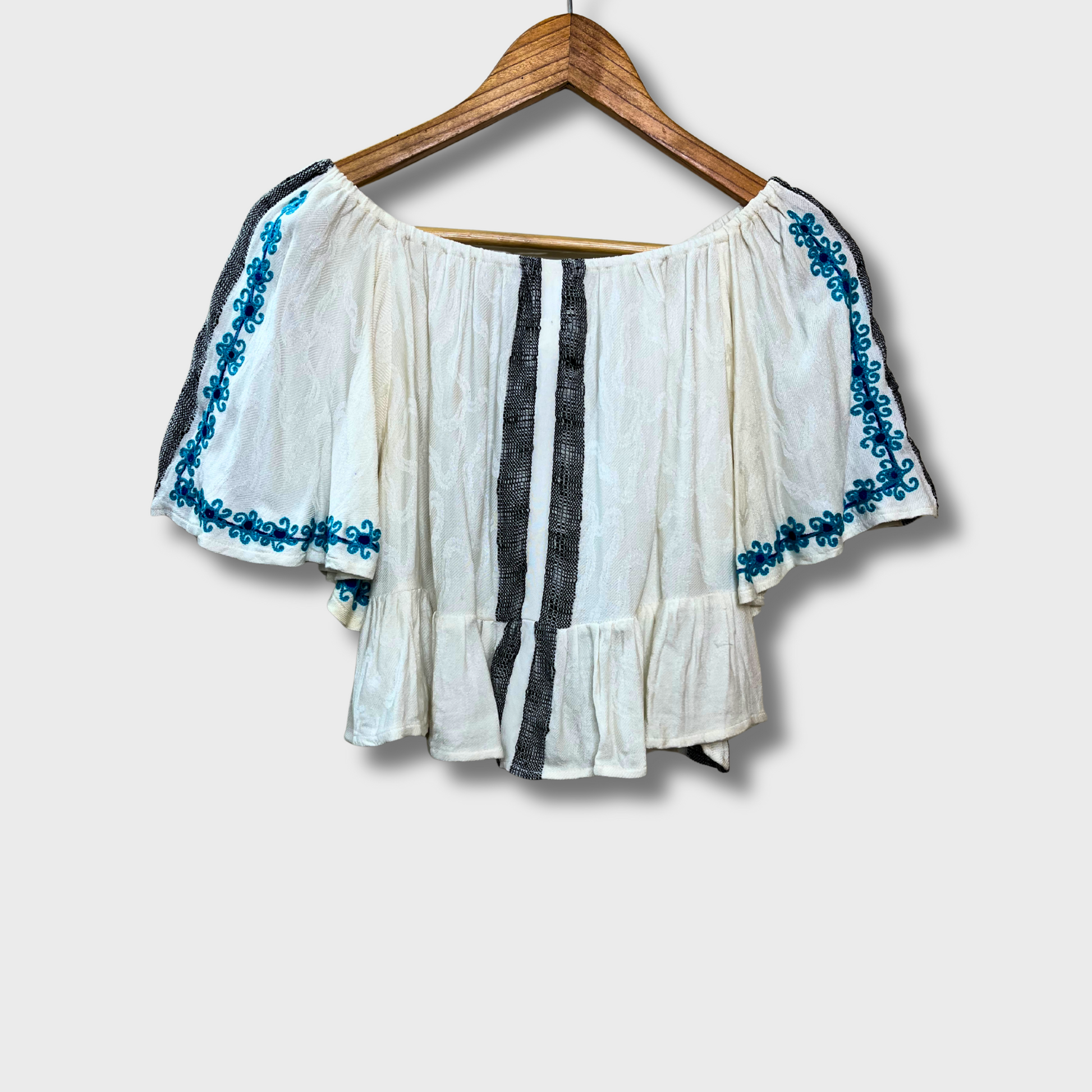Boho Off-Shoulder Crop Top – White Embroidered XL | Showroom’s Chic & Free-Spirited Style